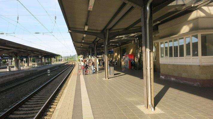 Bahnhof + Stadtbahn 600 Meter