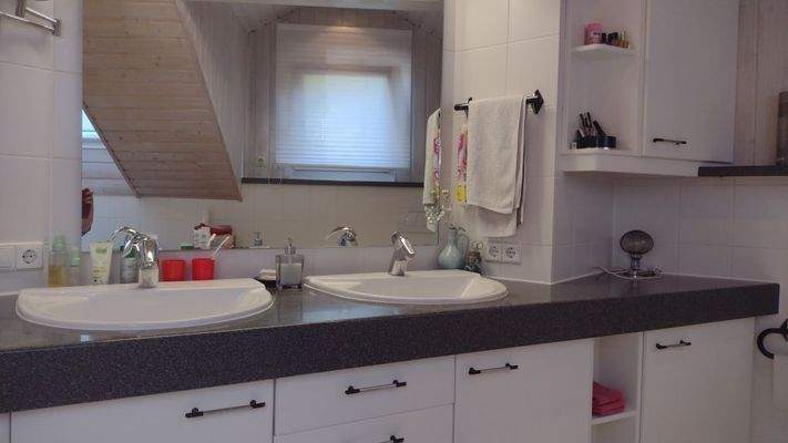 Doppelwaschplatz im Bad DG