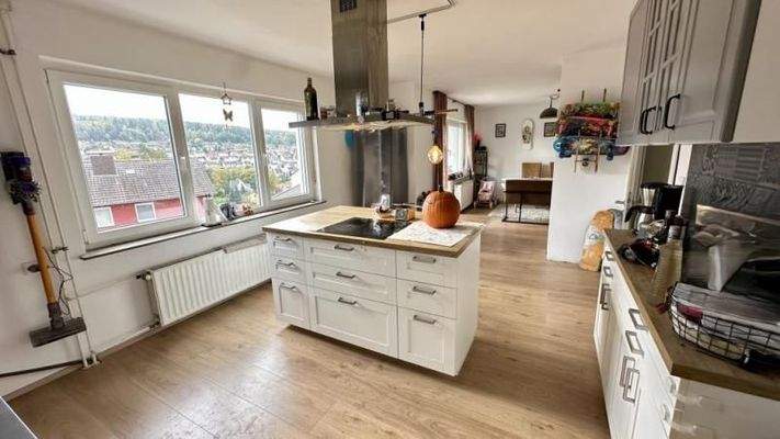 Blick von Küche zu Esszimmer