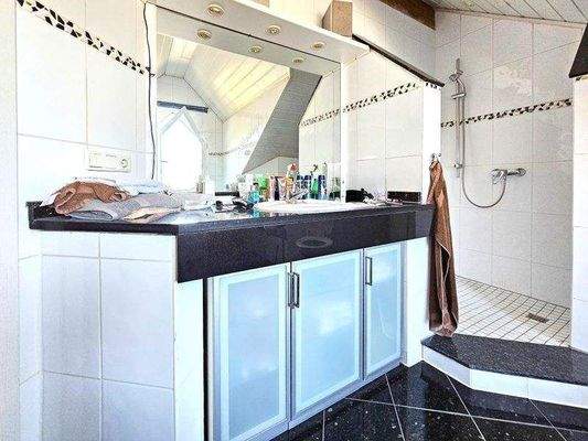 Tageslichtbadezimmer mit Dusche und Badewanne