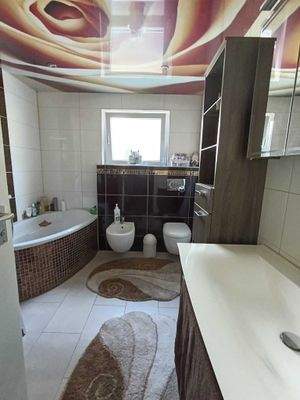 Bad mit Wanne und Dusche UG