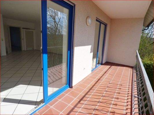 und überdachtem Sonnenbalkon