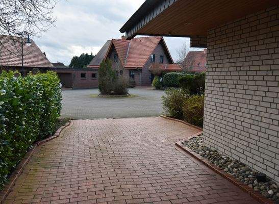 Einfahrt von Eingang aus