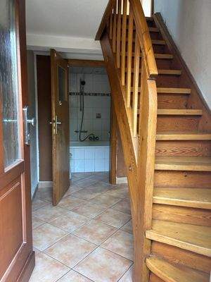8. Haus eingang mit Treppe zum DG.jpeg