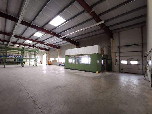 Halle mit Bürocontainer