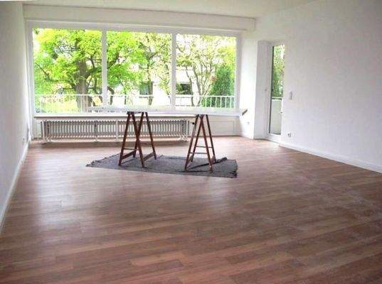 Wohnzimmer mit Loggia-Zugang, Panoramafenster