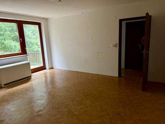 OG Wohnung re Wohn-und Schlafzimmer