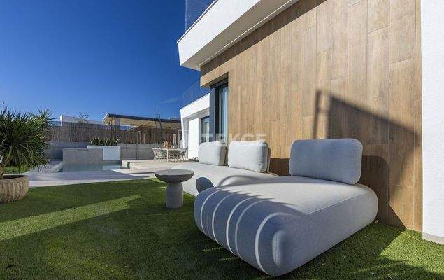 Detached Villas with Panoramic Views of the Golf Course in Murcia