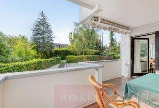 Blick vom Balkon zum Gemeinschaftsgarten über den Parkplatz hinweg