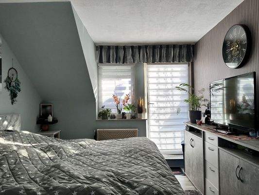 Schlafzimmer im DG (mit Zugang zur Dachterrasse)