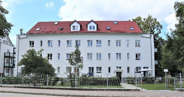 Wohnung EG rechts außen m. Garten