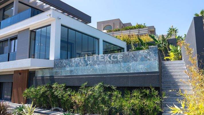 Villa with Pool Close to the Sea in İzmir Çeşme