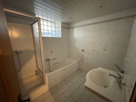 10_Badezimmer Wohnung Untergeschoss.JPG
