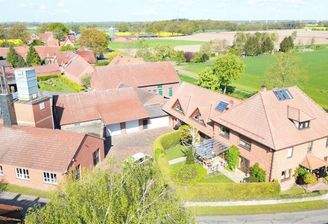 Wohnhaus mit Betriebsgebäuden