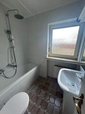 Helles Wannenbad mit Fenster