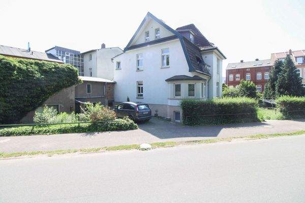 Seitenansicht mit Stellplatz