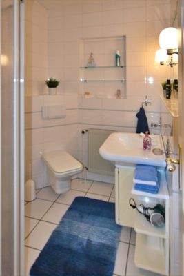 Kleines Bad mit Dusche