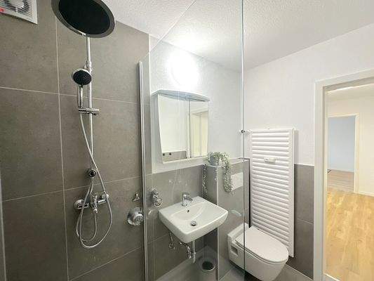 Modernes WG-Badezimmer