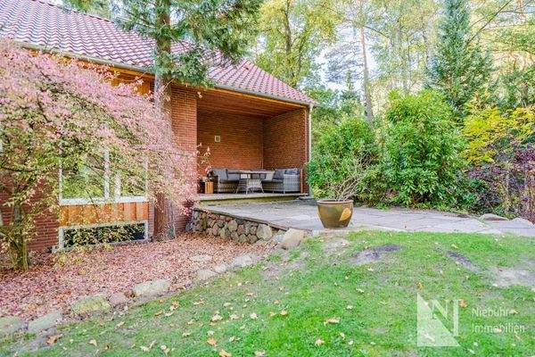 Überdachte Terrasse mit Gartenblick