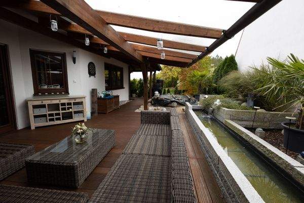 Große Terrasse mit Lounge und Jacuzzi