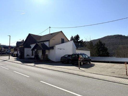 Straßenansicht/Hof/Stellplätze