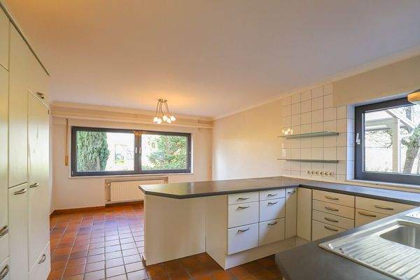 Einbauküche mit Essbereich