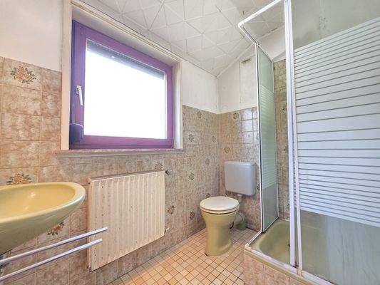 Badezimmer mit Dusche Dachgeschoss