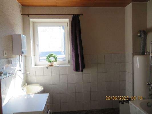 Erdgeschoss: Bad mit Fenster