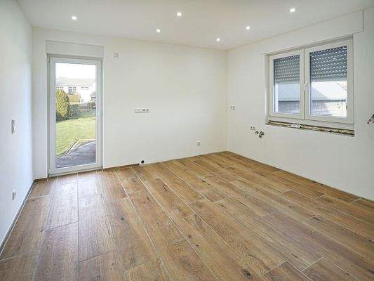 Helle Küche mit Gartenzugang