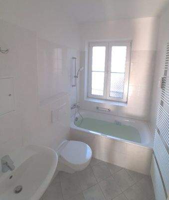 Bad mit Fenster (Beispiel)