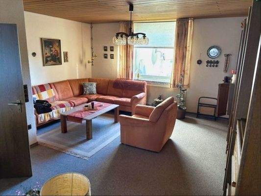 geräumiges Wohnzimmer