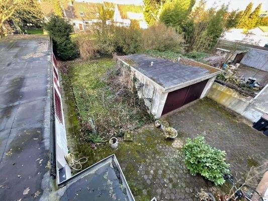 Garten mit Doppelgarage