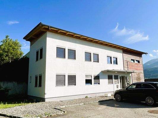 Stellplätze vor dem Gebäude