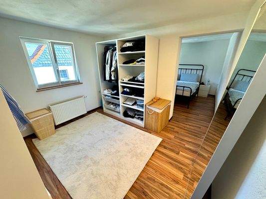 B12 Ankleidezimmer Vorderhaus .jpg