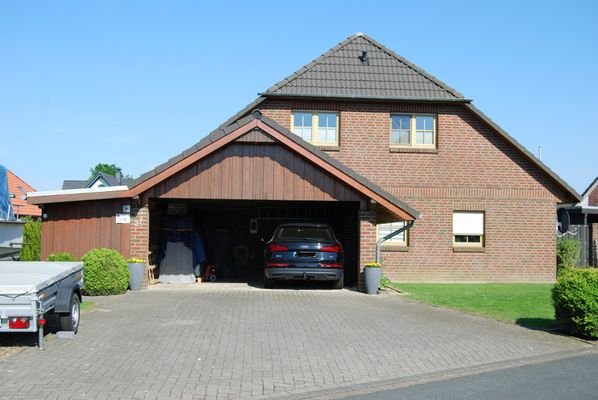 Auffahrt mit Carport