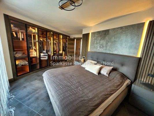 Schlafzimmer mit Einbauschrank