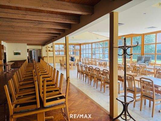 Veranstaltungssaal mit Bar Bereich