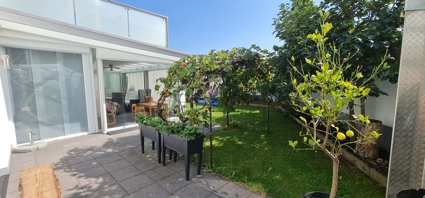 Garten mit Wintergarten