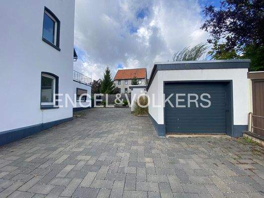 Garage und Carporteinfahrt