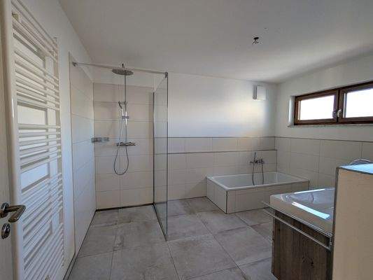 Bad mit Wanne und Dusche im OG