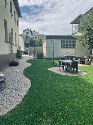 Außenbereich mit Doppelgarage.