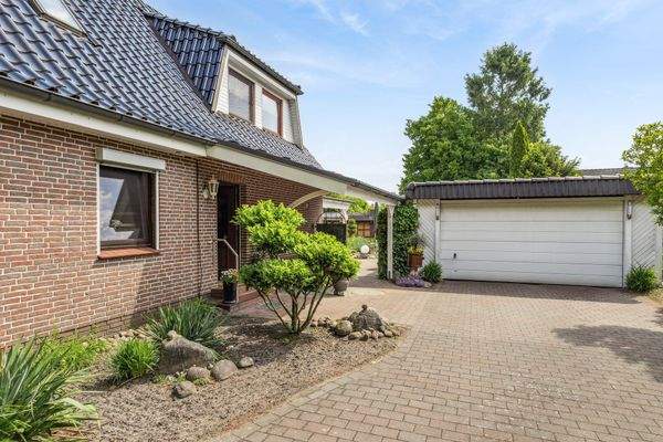 Großzügige Zufahrt und Doppelgarage