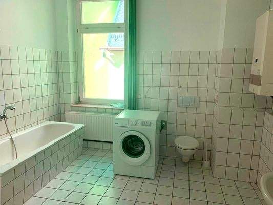 Bad mit Wanne, WC und Waschbecken 2.OG