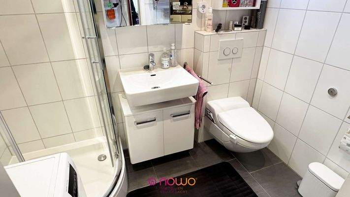 Badezimmer mit Eckdusche