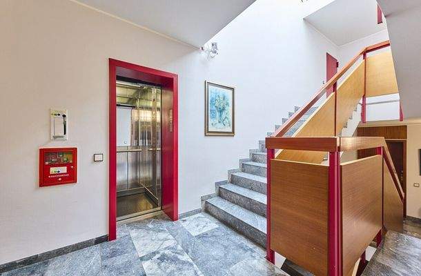 TREPPENHAUS  MIT AUFZUG 