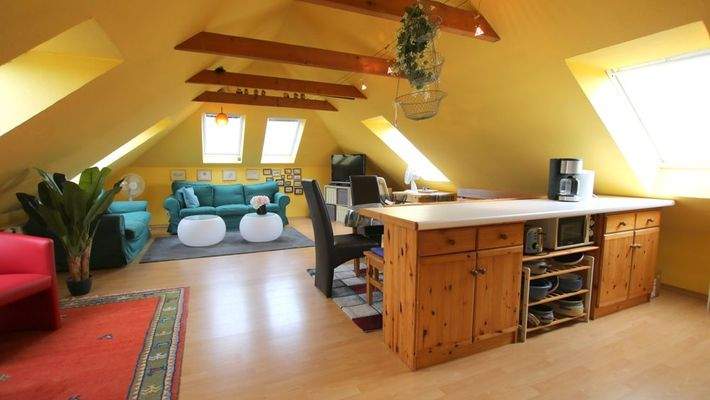 offener Wohnbereich mit Einbaucküche