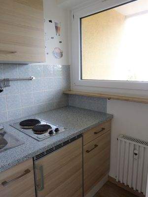 Abgeschlossene Küche mit Tür und Fenster