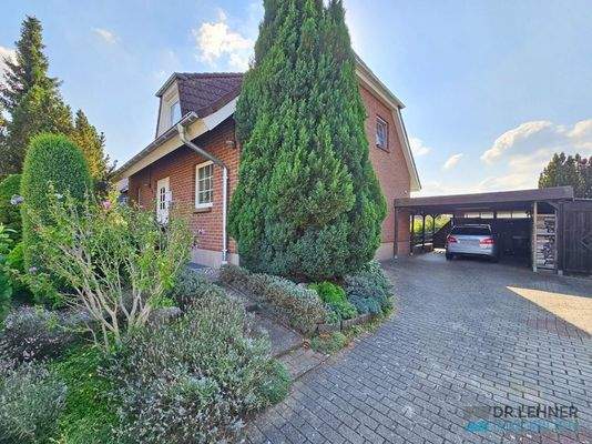 Seitlicher Holz-Doppelcarport mit Freistellplatz