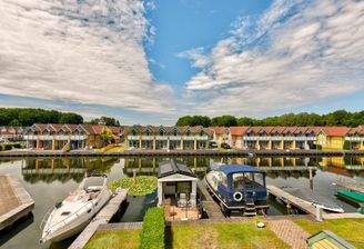 Maritime Lage mit Blick auf den privaten Bootsliegeplatz