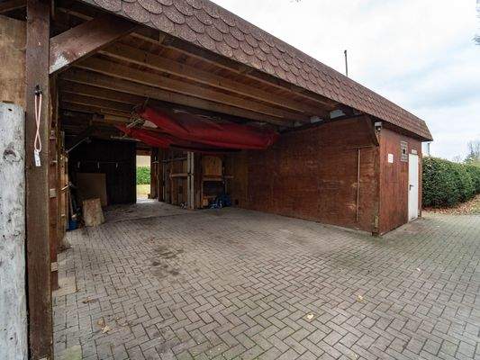 großer Schuppen mit Carport